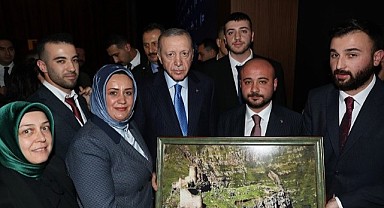 İl Başkan Vekili Gündoğdu, Cumhurbaşkanı’na “Şeytan Kalesi” tablosu takdiminde bulundu