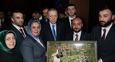 İl Başkan Vekili Gündoğdu, Cumhurbaşkanı’na “Şeytan Kalesi” tablosu takdiminde bulundu