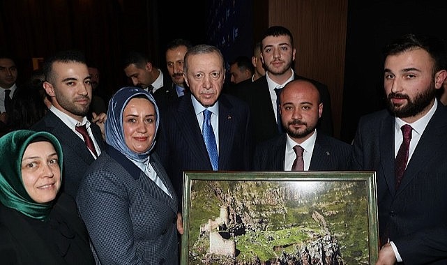 İl Başkan Vekili Gündoğdu, Cumhurbaşkanı’na “Şeytan Kalesi” tablosu takdiminde bulundu