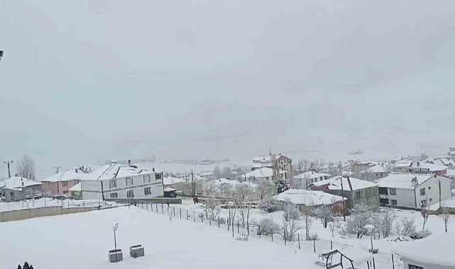 Karlıova'da kardan kapanan 7 köy yolu ulaşıma açıldı