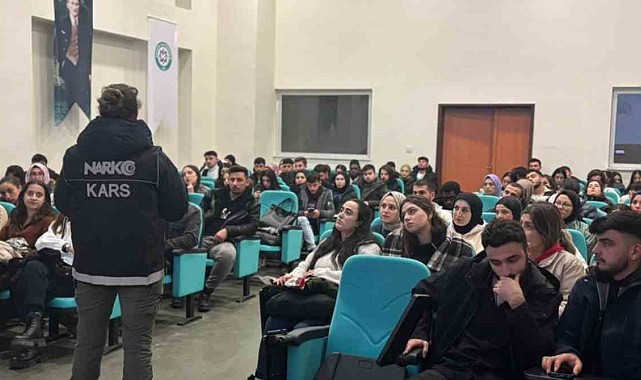 Kars'ta polis 700 üniversite öğrencisine narkotik eğitim verdi