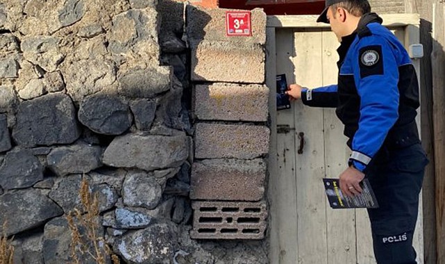 Kars'ta polis karbonmonoksit zehirlenmelerine karşı broşür dağıtarak uyardı