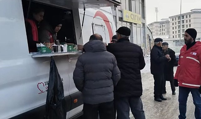 Kızılay çorba dağıttı, dar gelirlinin içi ısındı