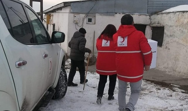 Kızılay Kadın Ardahan Şubesi, ihtiyaç sahiplerine yardım elini uzatıyor