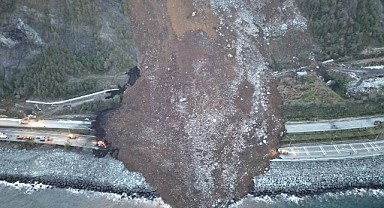 Komşuda heyelan, Karadeniz sahil yolu ulaşıma kapandı