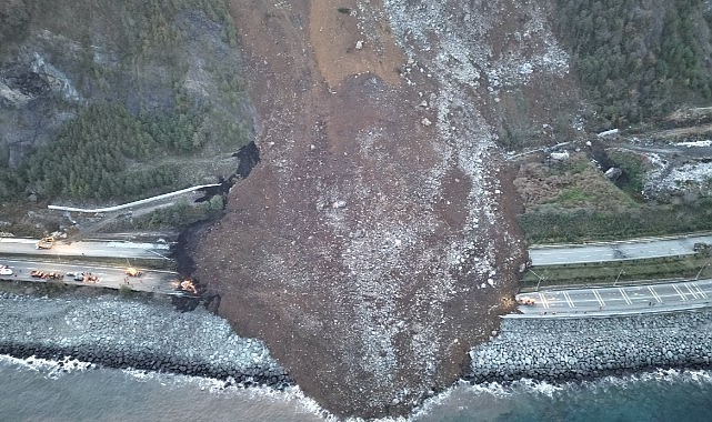 Komşuda heyelan, Karadeniz sahil yolu ulaşıma kapandı