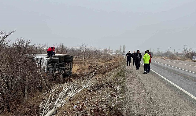 Kontrolden çıkarak devrilen kamyonun sürücüsü yaralandı