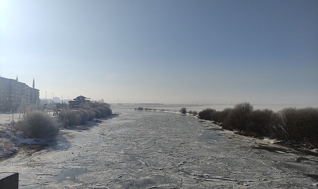 Kura Nehri dondu