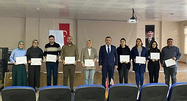 Müdür Çetinkaya, İşaret Dili Eğitimine katılan personeli ödüllendirdi