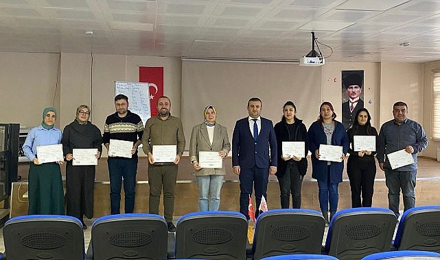 Müdür Çetinkaya, İşaret Dili Eğitimine katılan personeli ödüllendirdi