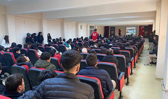 Polis öğrencileri bilgilendirdi