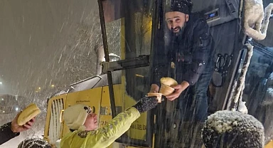 Posof'ta kar nedeniyle araçlarıyla yolda kalanlara çorba ikramı
