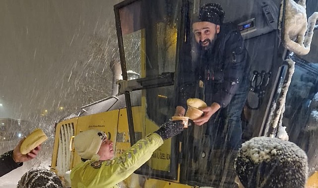 Posof'ta kar nedeniyle araçlarıyla yolda kalanlara çorba ikramı