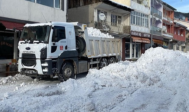 Posof’taki kar yığınları kamyonlarla taşındı