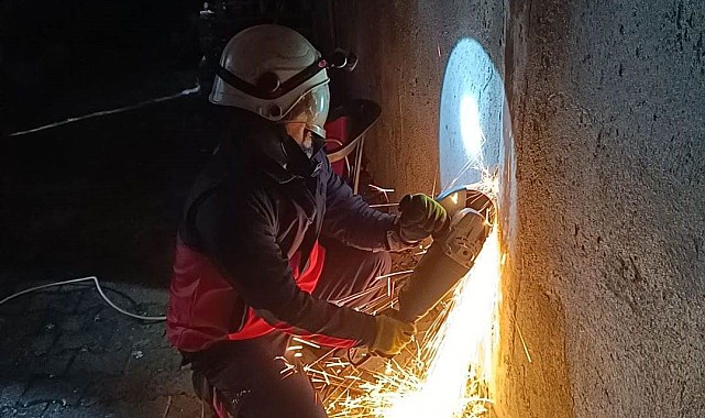 Profil direk içerisinde mahsur kalan kedi kurtarıldı