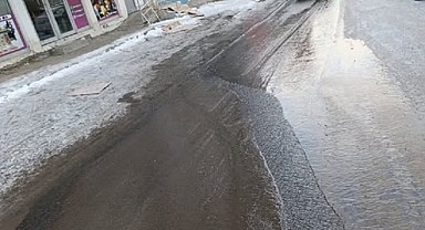 Şebeke suyu patladı, cadde sular altında kaldı
