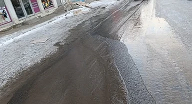 Şebeke suyu patladı, cadde sular altında kaldı