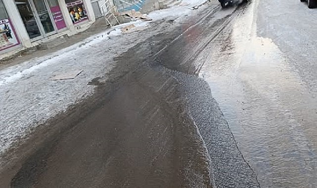 Şebeke suyu patladı, cadde sular altında kaldı