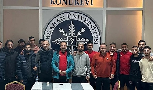 Serhat Ardahanspor Başkanı Üzeyir Engin, teknik heyet ve futbolcularla toplantı yaptı
