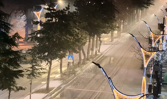 Tatvan'da kar yağışı ilçeyi beyaza bürüdü