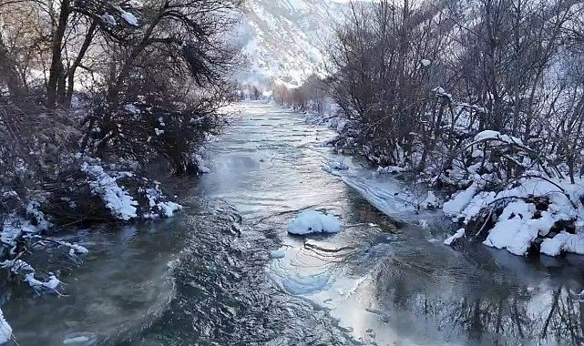 Tunceli'de, Pülümür Çayı yer yer buz tuttu