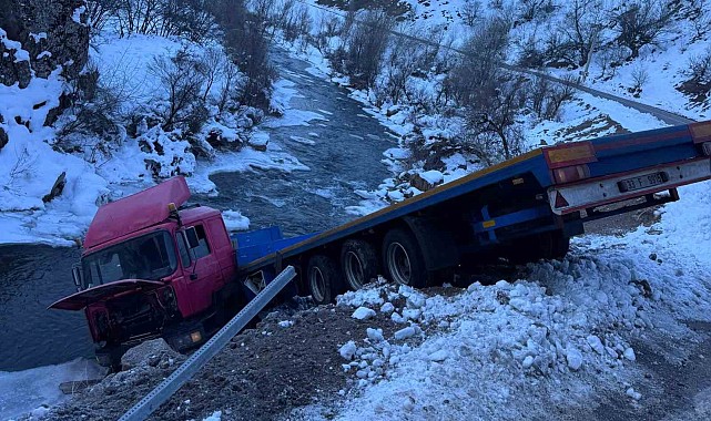 Tunceli'de tır dereye uçtu