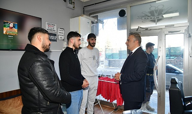 Vali Çiçek, esnaf ve vatandaşla bir arada