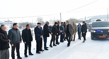 Vali Çiçek kar kış dinlemiyor, köy ziyaretleri devam ediyor