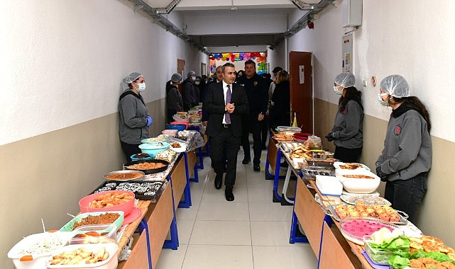Vali Çiçek, Lise öğrencilerinin düzenlediği kermese katıldı