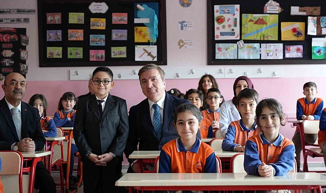 Validen kendisini okula davet eden miniğe jest!