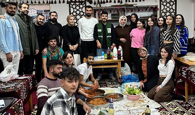 Yeşilay Ardahan şubesi çiğ köfte partisi verdi