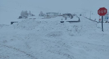 Yoğun kar geçit vermedi! Yollar kapandı, vatandaşlar mahsur kaldı