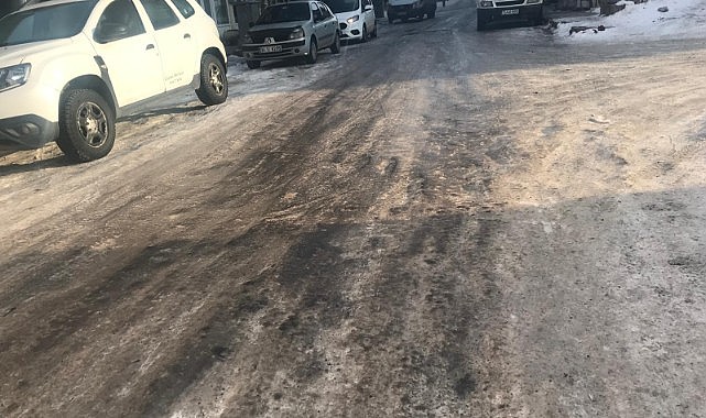 Yol değil sanki buz pisti!