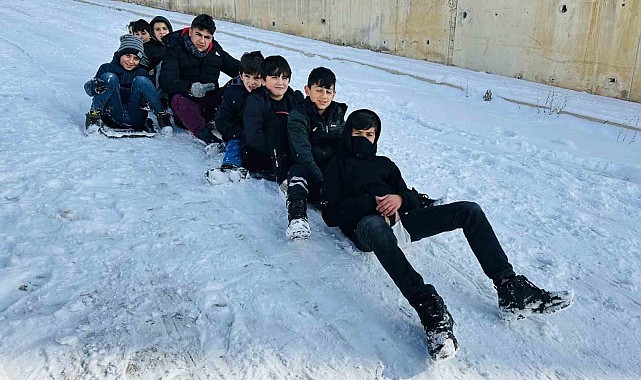 Yüksekova'da kar yağışını çocuklar eğlenceye çevirdi
