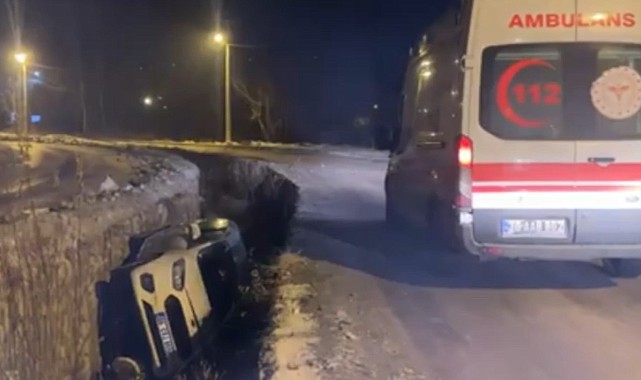 Yüksekova'da kaygan yolda kontrolden çıkan araç kanala uçtu: 3 yaralı