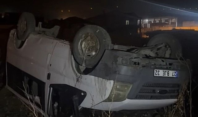 Yüksekova'da kontrolden çıkan minibüs takla attı: 7 yaralı