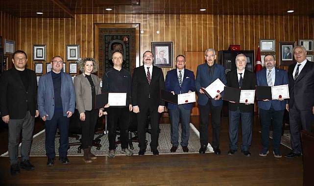 Akredite olan bölümler belgelerini teslim aldı