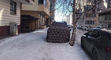 Ardahan'da soğuk havada araçlara battaniyeli çözüm