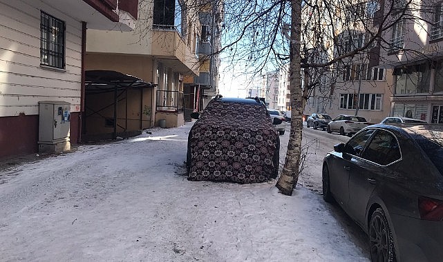 Ardahan'da soğuk havada araçlara battaniyeli çözüm