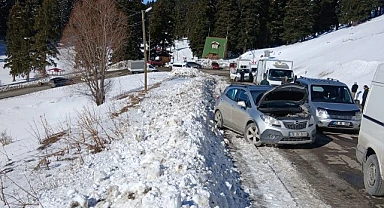 Ardahan-Şavşat kara yolunda trafik kazası; Araçlar yolda kaldı