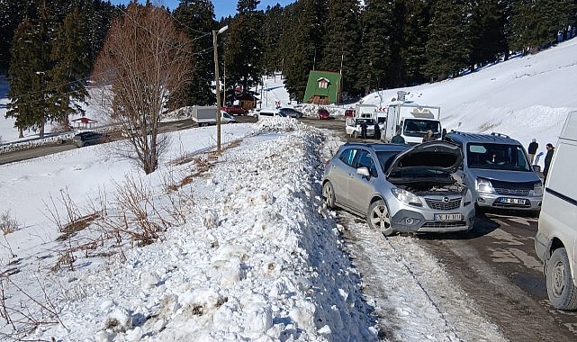 Ardahan-Şavşat kara yolunda trafik kazası; Araçlar yolda kaldı