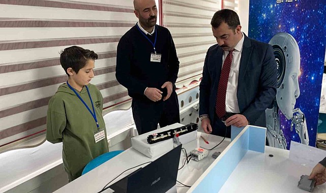 Arpaçay Kaymakamı Akköz, Blok tabanlı kodlama sergisine katıldı