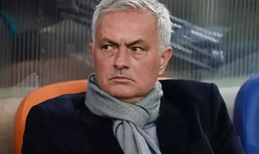 Atılan manşetleri görmeniz lazım! Bütün ülke Mourinho'yu konuşuyor