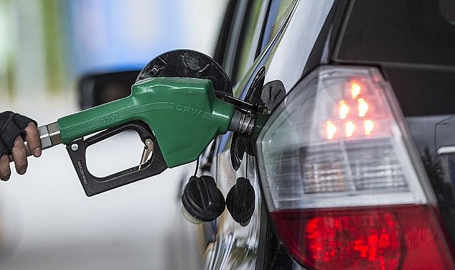 Benzine bu gece yarısından itibaren 1 lira 27 kuruş zam geliyor