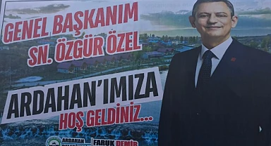 CHP, Ardahan’ı Özgür Özel Afişleriyle Süsledi