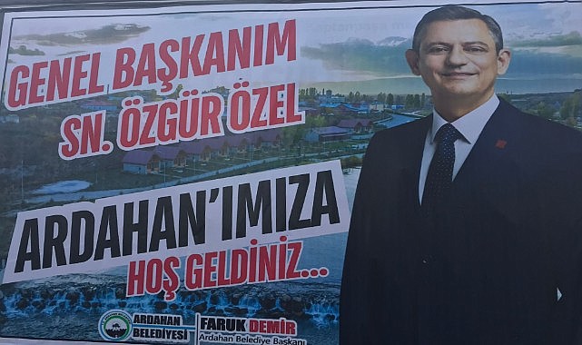 CHP, Ardahan’ı Özgür Özel Afişleriyle Süsledi