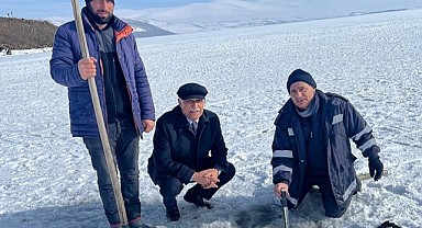 Çıldır Belediye Başkanı Azizoğlu Çıldır Gölü’nün buz kalınlığını ölçtü