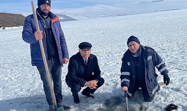 Çıldır Belediye Başkanı Azizoğlu Çıldır Gölü’nün buz kalınlığını ölçtü
