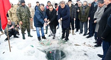 Çıldır Gölü'nde Eskimo tarzı 'vira bismillah'