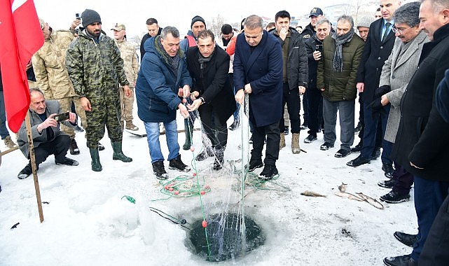 Çıldır Gölü'nde Eskimo tarzı 'vira bismillah'
